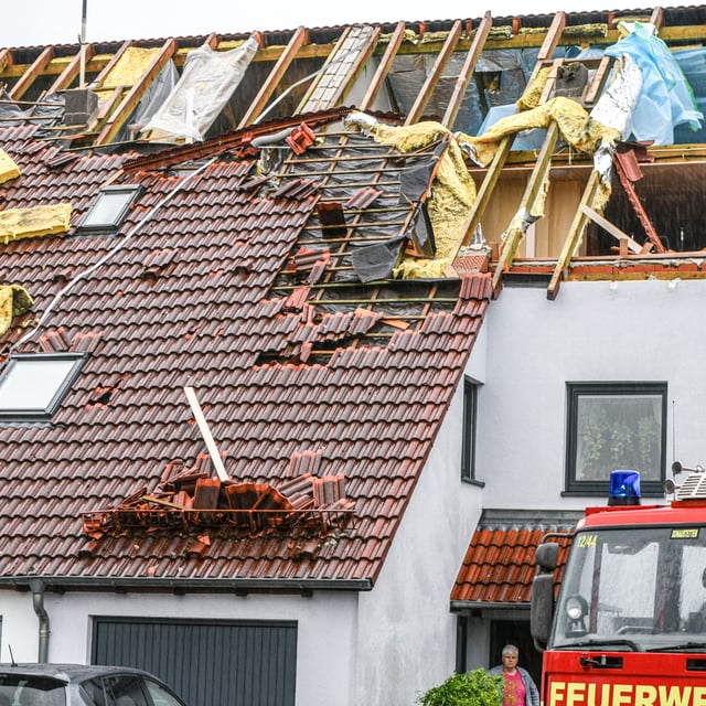 Geparkte Fahrzeuge, Gebäude und Gartenanlagen wurden der Polizei zufolge beschädigt.