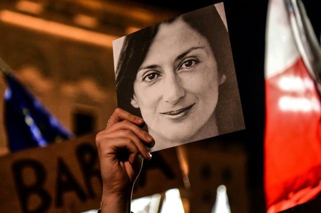 In Malta sind im Zusammenhang mit der Ermordung der Journalistin Daphne Caruana Galizia zwei Männer zu lebenslangen Haftstrafen verurteilt worden. Das Urteil wegen Beihilfe zum Mord wurde am Dienstag gegen Robert Agius und Jamie Vella verkündet.