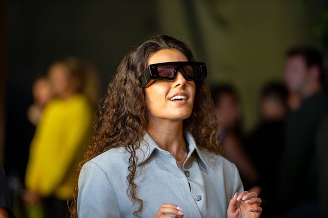 Eine Teilnehmerin der Veranstaltung Snap Partner Summit probiert die neue Generation der Snapchat-Brille «Spectacles» aus. Das Gerät mit durchsichtigen Linsen kann digitale Objekte ins Blickfeld der Nutzer einblenden.