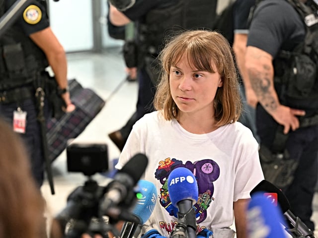 Swedish campaigner Greta Thunberg talks to journalists upon her arrival to Roissy-Charles de Gaulle Airport, as she left Israel on a flight to Sweden via France, after she was detained along with other activists aboard a Gaza-bound aid boat, on June 10, 2025. Thunberg departed Israel on a flight from Tel Aviv to Sweden (via France). Of the 12 people on board the Madleen carrying food and supplies for Gaza, five French activists were taken into custody after they refused to leave Israel voluntarily. (Photo by Hugo MATHY / AFP)