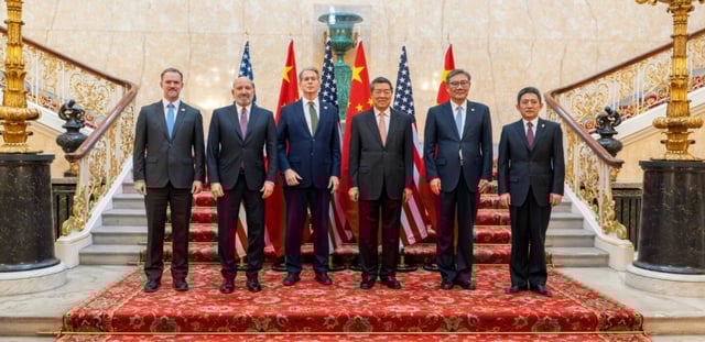 Le Représentant américain au Commerce Jamieson Greer, le secrétaire d'Etat au Commerce Howard Lutnick, le secrétaire au Trésor Scott Bessent posent avec le vice-Premier ministre chinois He Lifeng, le ministre du Commerce Wang Wentao, et le représentant au Commerce international Li Chenggang à Londres