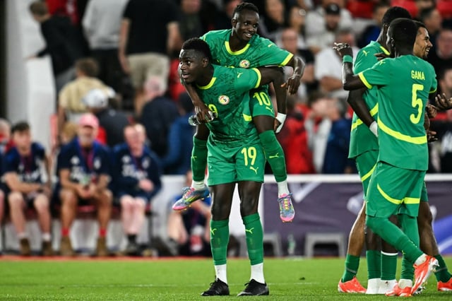La joie des joueurs du Sénégal sur le but du break contre l'Angleterre, signé Cheikh Sabaly (N.10) lors du match amical disputé à Nottingham, le 10 juin 2025