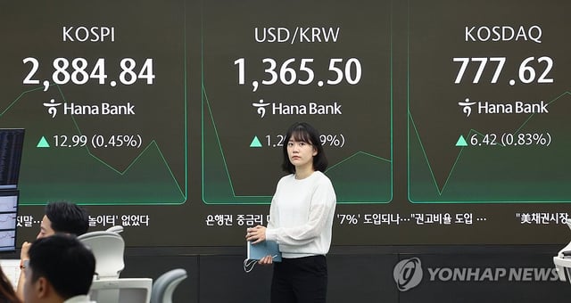 A dealing room at Hana Bank in central Seoul on June 11, 2025. (Yonhap)