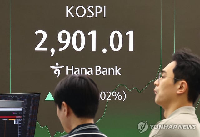 A dealing room at Hana Bank in central Seoul on June 11, 2025 (Yonhap)