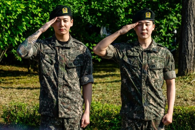 Les membres de BTS Jungkook (G) et Jimin (D) après avoir été libérés de leur service militaire, dans le comté de Yeoncheon en Corée du Sud, le 11 juin 2025