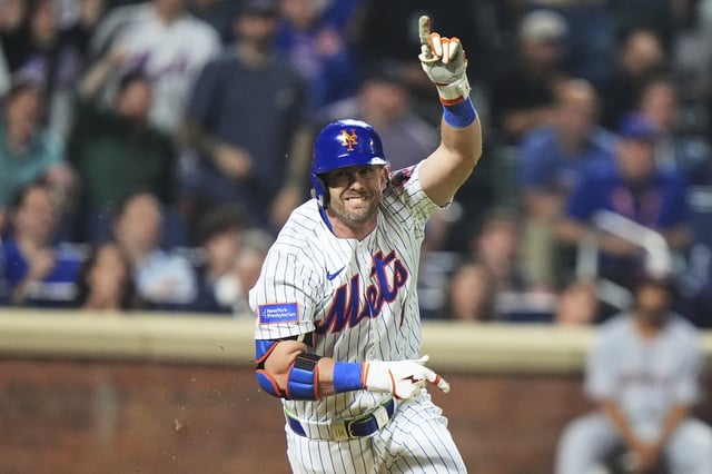 Mets&#39; Jeff McNeil drove in the winning run on Tuesday night.