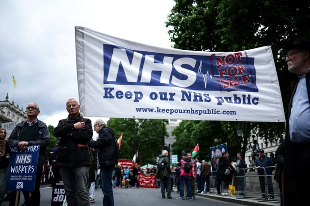 Manifestation contre l'austérité budgétaire, demandant de soutenir le système de santé public britannique, le 7 juin 2025 à Londres