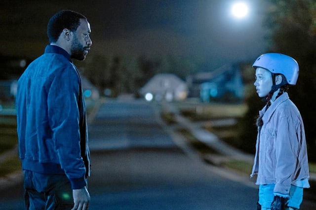 Chiwetel Ejiofor et Jacob Tremblay dans <em>Life of Chuck</em>, poème d'apocalypse inspré de Stefen King
