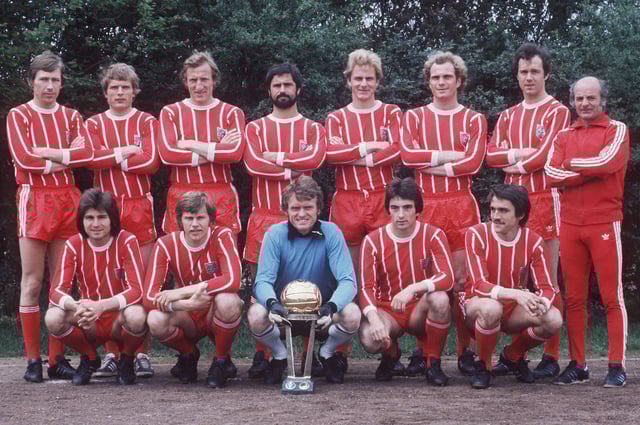Das Team des FC Bayern 1976 mit der Weltpokal-Trophäe. Das Hinspiel gegen Cruzeiro Belo Horizonte endete 2:0, das Rückspiel in Belo Horizonte vor 117.000 Zuschauern 0:0