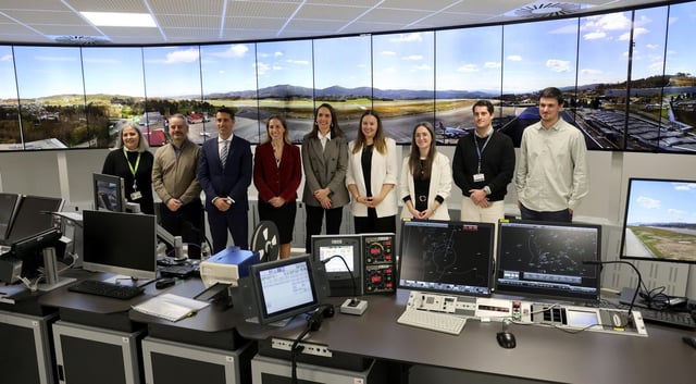 Presentación de la torre de control digital del aeropuerto de Peinador, en Vigo, la primera de su tipo en España. Equipo de Aena. En imagen, entre otros, la directora de Seguridad de Aena, Gema Martín (5i); la jefa de la futura torre, Lesly Iglesias (6i) y la directora del aeropuerto, Ana Molés (4i).