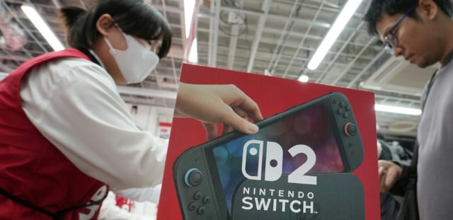 Un client achète une Nintendo Switch 2 dans un magasin d'électronique à Tokyo, le 5 juin 2025