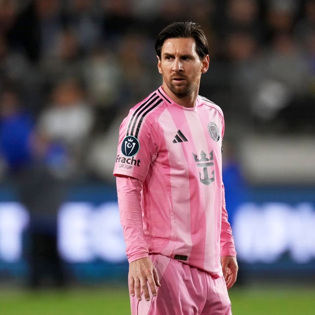 USA, Los Angeles: Lionel Messi, Stürmer von Inter Miami, schaut während der zweiten Halbzeit eines MLS Fußballspiels gegen Los Angeles FC zu.