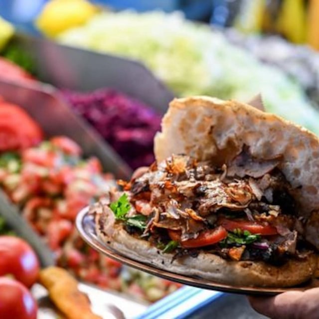 Hast du noch Reste vom Döner übrig, musst du diese nicht entsorgen. Mit ein paar Tipps wärmst du Döner wieder auf, ohne dass der Geschmack darunter leidet. 