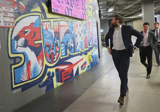 Leon Draisaitl auf dem Weg in die Arena