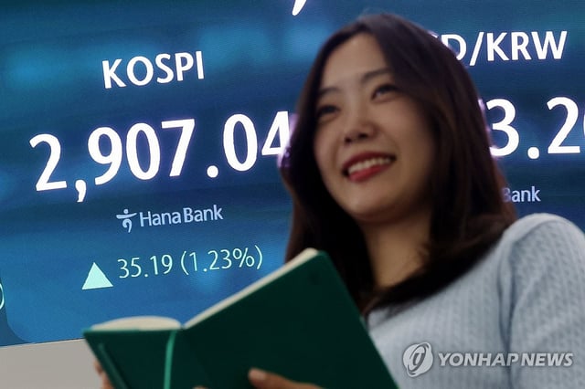 An electronic signboard at a dealing room at Hana Bank in central Seoul shows the benchmark Korea Composite Stock Price Index (KOSPI) surpassed the 2,900-point mark for the first time in over three years on June 11, 2025. (Yonhap) 