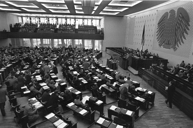 Blick in den  Bundestag am 8. Dezember 1976. Die Abgeordneten beschlossen das Gesetz zur Erhöhung ihrer Diäten und zur Verbesserung ihrer Altersversorgung
