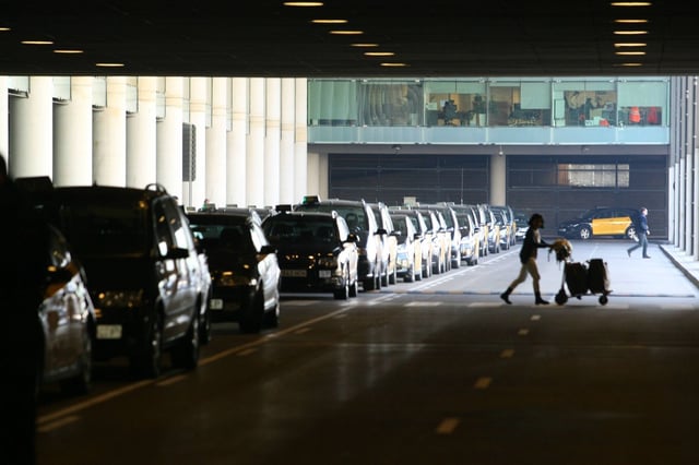 Concentracion de taxis en el aeropuerto de El Prat.