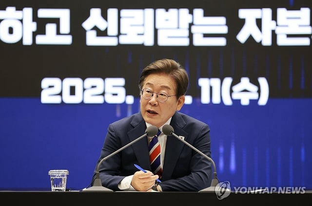 President Lee Jae-myung speaks during his meeting with traders during his visit to the Korea Exchange in western Seoul on June 11, 2025. (Pool photo) (Yonhap)