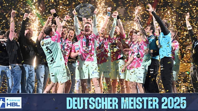 Die Füchse Berlin müssen ihre Sieger-Trophäe selbst beschriften lassen und das auch bezahlen.