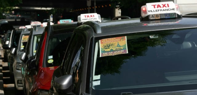 Des chauffeurs de taxi manifestent, le 10 juin 2025 près du ministère de l'Economie, à Paris