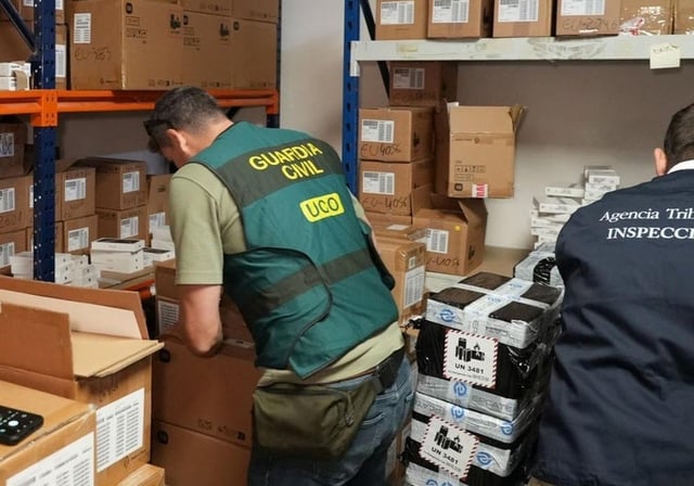 Agentes de la Guardia Civil y la Agencia Tributaria, durante el registro