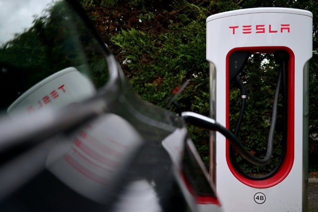 Eine Gruppe französischer Tesla-Kunden hat das Unternehmen des US-Milliardärs Elon Musk wegen des ihrer Ansicht nach nun "rechtsextremen" Images der Marke verklagt.