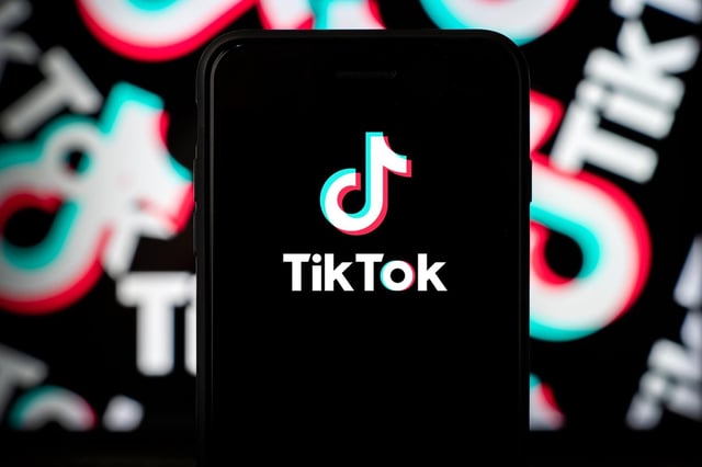 Mardi 10 juin, cinq influenceurs français, dont les contenus sur les réseaux sociaux sont considérés comme violents, sexistes ou inadaptés, ont été auditionnés par la commission d’enquête sur TikTok.