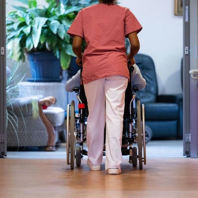 In Deutschland leidet die Pflege unter Fachkräftemangel. Gut ausgebildete Kräfte wollen das Land wieder verlassen, zeigt nun eine Befragung.