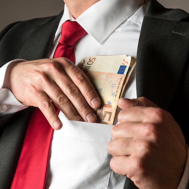 Politikergehälter in Deutschland werden ab dem 5. Juni 2025 jährlich automatisch angepasst, was eine Erhöhung um 5,4 Prozent auf über 11.800 Euro und Kritik von verschiedenen Parteien zur Folge hat.