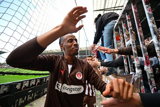 Morgan Guilavogui verabschiedet sich nach dem letzten Heimspiel von den St. Pauli-Fans.