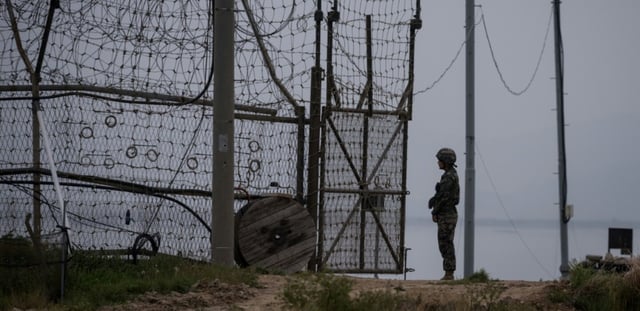 Un soldat sud-coréen monte la garde devant une ouverture de la clôture de la DMZ, à Gyodong, le 9 mai 2017