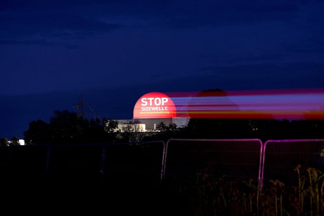Projektion von "Stop Sizewell C" in dunkler Landschaft
