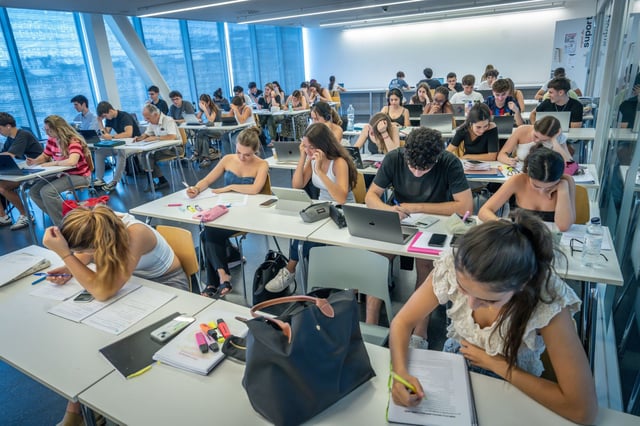 Alumnos realizando las PAU