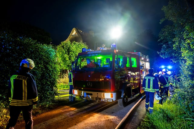 Mehrere Wehren rückten an, um eine Brandausbreitung zu verhindern.