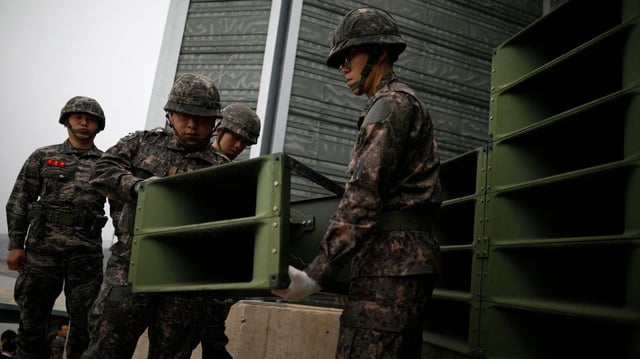 Südkoreanische Soldaten demontieren Lautsprecher in der Nähe der entmilitarisierten Zone. (Archivbild: 1. Mai 2018)