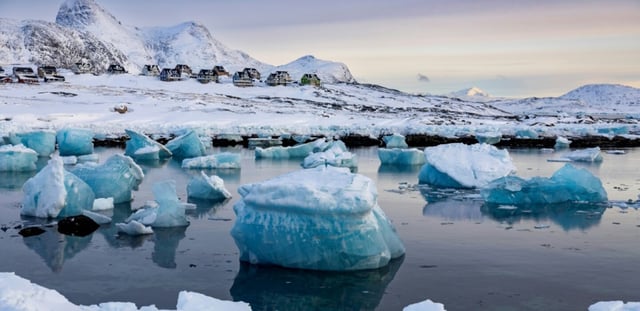 Des blocs de glace flottent au large de Nuuk, au Groenland, le 7 mars 2025