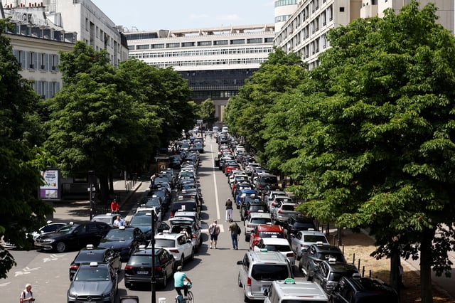 Dans un concert de pétards, plusieurs centaines de taxis de toute la France bloquaient une avenue devant Bercy, dans le sud-est de Paris.