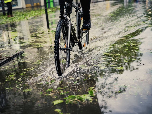 Une personne à vélo à Paris le 3 mai 2025.