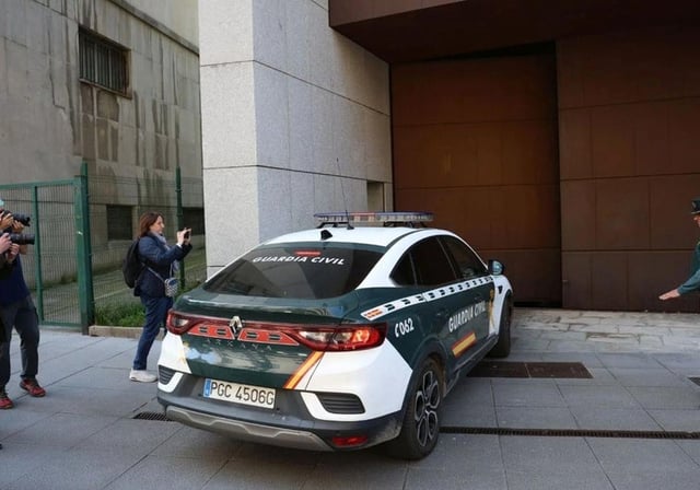 Un coche de la Guardia Civil lleva a uno de los progenitores de los niños a los juzgados de Oviedo