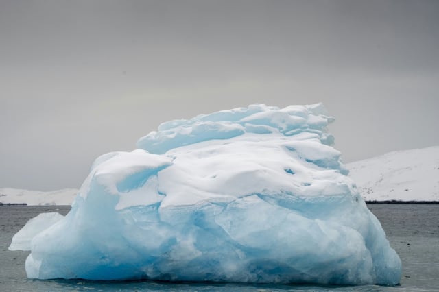 Un bloc de glace au large de Nuuk, le 14 mars 2025 au Groenland