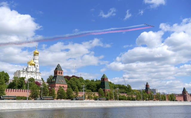 Kampfjets,Kunstflugstaffel ueber dem Kreml. Militaerparade der Russischen Armee auf dem Roten Platz in Moskau am 09.05.2025, Military parade to mark the 80th anniversary of Victory in the Great Patriotic War. Russlands Parade zum 80. Jahrestag des Sieges ueber Nazideutschland. Foto:The Kremlin Moscow via