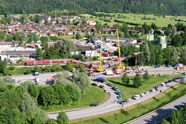 Der Prozess um das schwere Zugunglück mit fünf Toten in der Nähe von Garmisch-Partenkirchen vor drei Jahren beginnt am 28. Oktober in München. Das teilte das Landgericht II in der bayerischen Hauptstadt mit. Angeklagt sind zwei Bahnmitarbeiter.