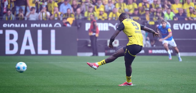 Dortmunds Serhou Guirassy beim Elfmeter