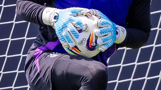 Torhüter Tjark Ernst von der deutschen U21 mit Ball in den Händen