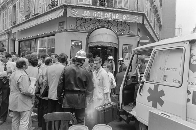 Le 9 août 1982, un attentat a lieu au restaurant Jo Goldenberg, rue des Rosiers à Paris. Six clients sont tués et 22 autres blessés.