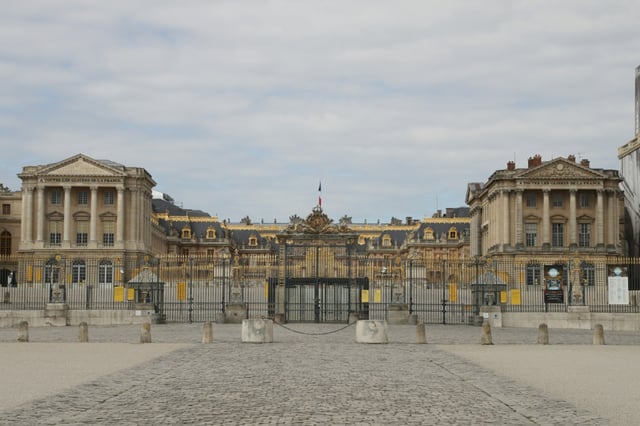 Le tribunal correctionnel de Pontoise a condamné mercredi deux figures du monde feutré des antiquités qui, entre "jeu" et "appât du gain", ont dupé jusqu'au château de Versailles