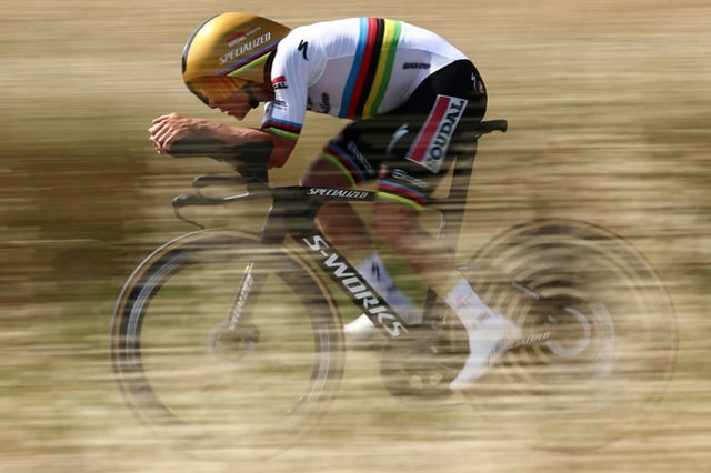 Le Belge Remco Evenepoel lors de la quatrième étape du Critérium du Dauphiné, entre Charmes-sur-Rhône et Saint-Péray, le 11 juin 2025