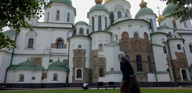 Une femme passe devant la cathédrale Sainte-Sophie de Kiev endommagée lors des récentes frappes russes, le 10 juin 2025