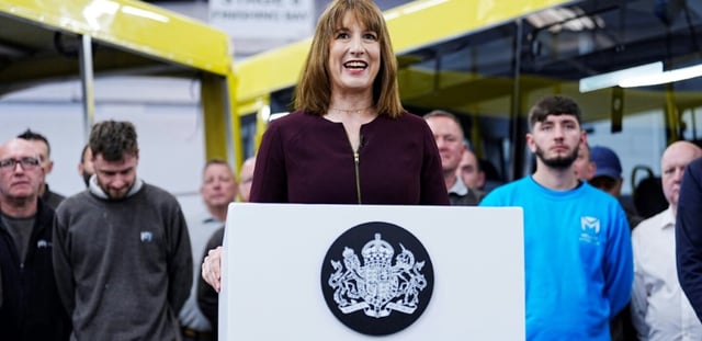 La ministre des Finances britannique Rachel Reeves, le 4 juin 2025 dans un atelier du fabricant de bus Mellor Bus, à Rochdale, dans le nord de l'Angleterre