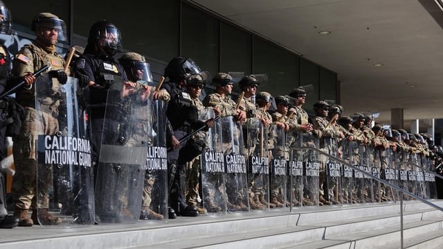 Die kalifornische Nationalgarde steht vor einem Bundesgebäude in Los Angeles (Kalifornien, USA).